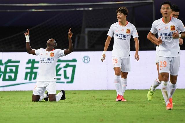 25岁职业球员改行卖肠粉：对中国足球死心了